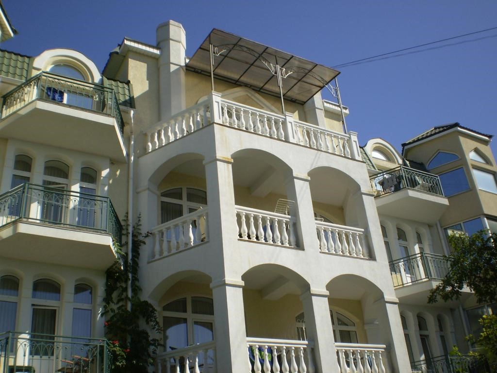 Житловий будинок загальною площею 905,3 кв. м. у АР Крим (м. Ялта, смт. Гаспра)